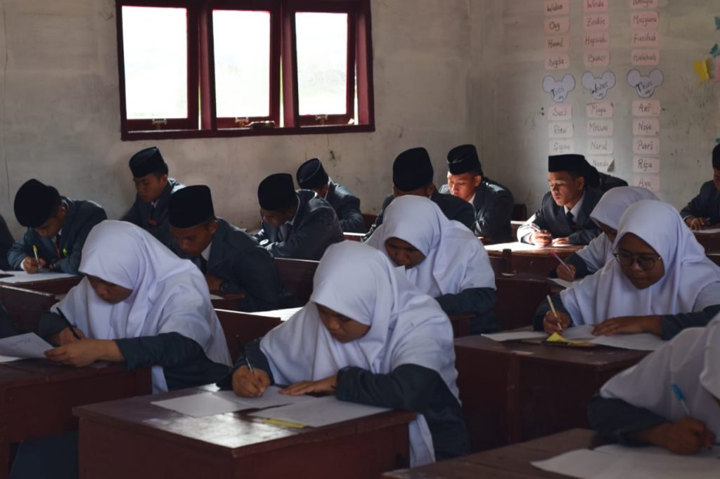 Santri Kelas Akhir KMI Daarurrahmah Mengikuti Ujian Gelombang I