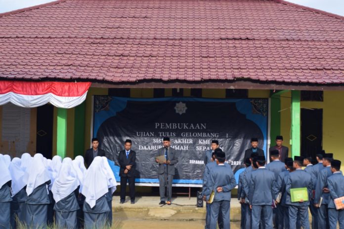 Santri Kelas Akhir KMI Daarurrahmah Mengikuti Ujian Gelombang I